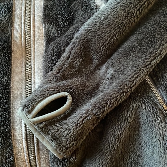 Kuhl women’s size L fuzzy black jacket - Picture 4 of 4